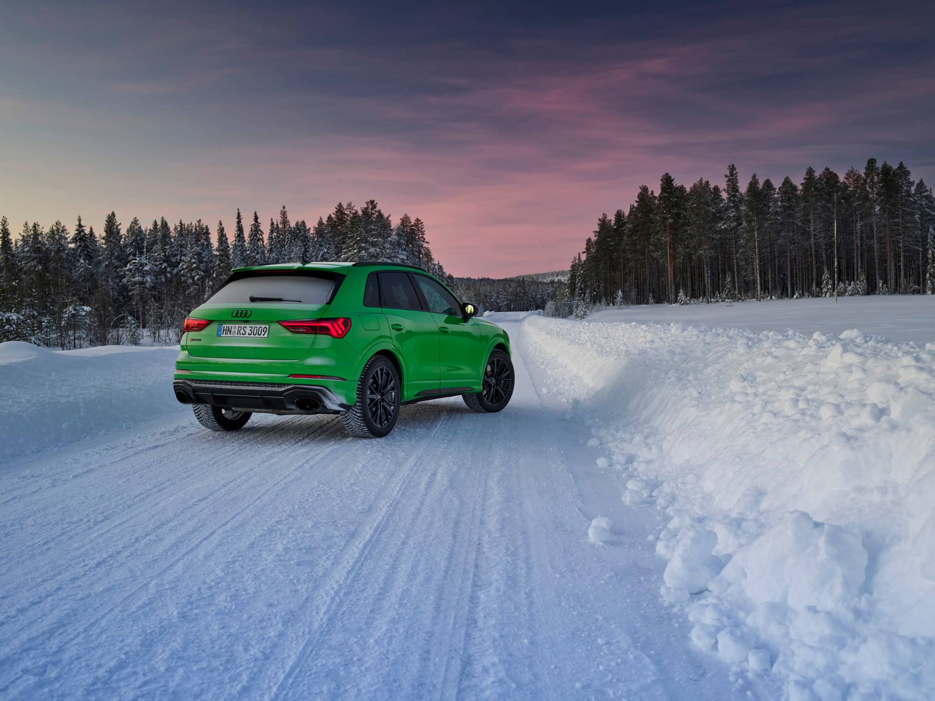 Audi RS Q3 en color verde Kyalami sobre nieve